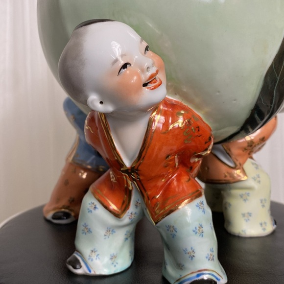 Vintage porcelain Chinese peach supported by 3 boys/men 11” tall - Picture 5 of 17